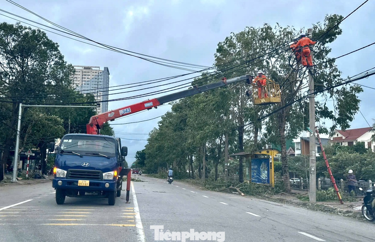 Bão số 5 khiến các đường dây điện, hệ thống cột điện ở Nghệ An bị hư hỏng nặng. tp-lalaa.jpg