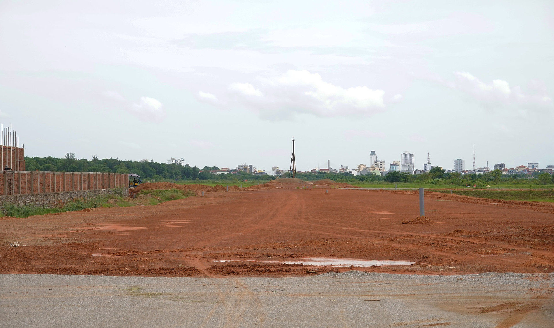 Tuyến đường chiến lược nối đến sân bay của tỉnh hẹp nhất Việt Nam tiến độ rất chậm- Ảnh 2.