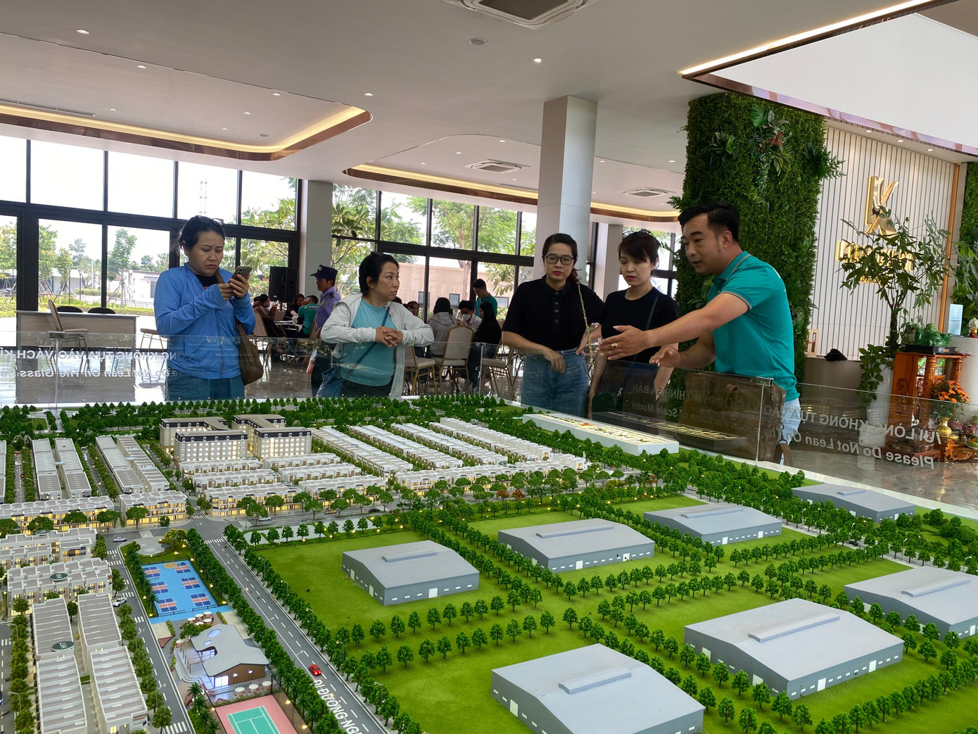 Nếu chủ doanh nghiệp bất động sản thiếu đạo đức, để nhân viên sai phạm thì không chỉ khách hàng mà cả chính nhân viên cũng có thể vướng vòng lao lý. img-7819.jpg