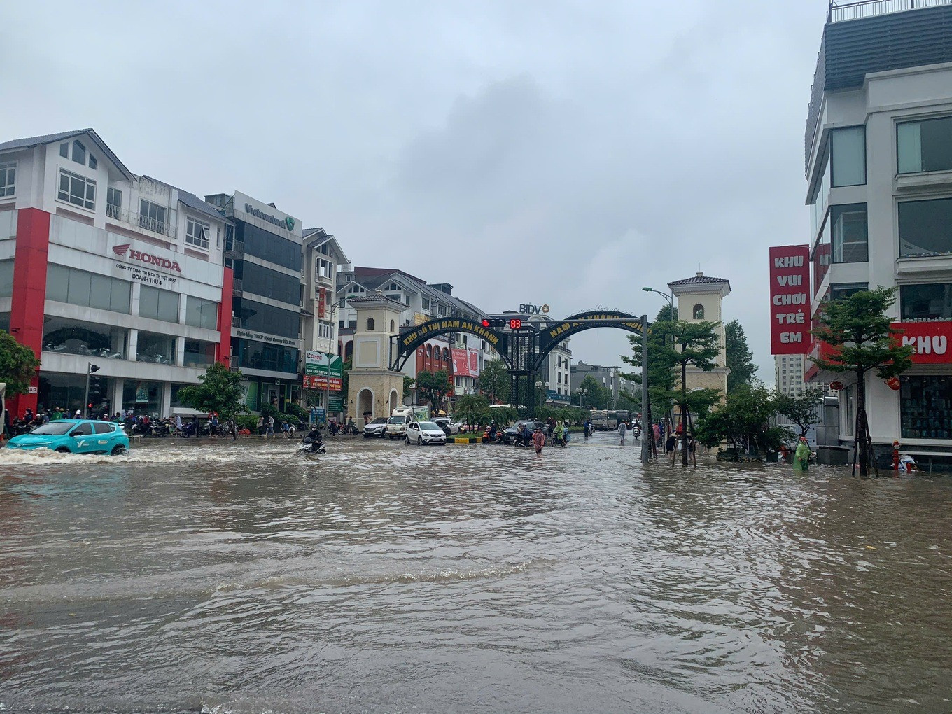 Khu đô thị Nam An Khánh thường xuyên diễn ra tình trạng ngập úng nhưng giá bất động sản vẫn luôn ở mức cao. Ảnh: Dương Tâm