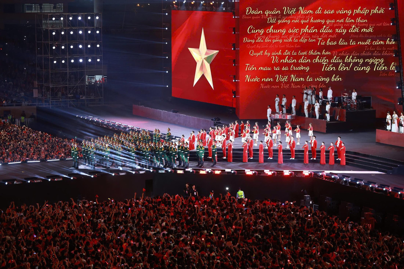 Xu hướng concert quốc gia khiến cho âm nhạc không chỉ phục vụ sự kiện, mà trở thành phương tiện diễn giải ký ức tập thể. Ảnh: Như Ý ny2.jpg
