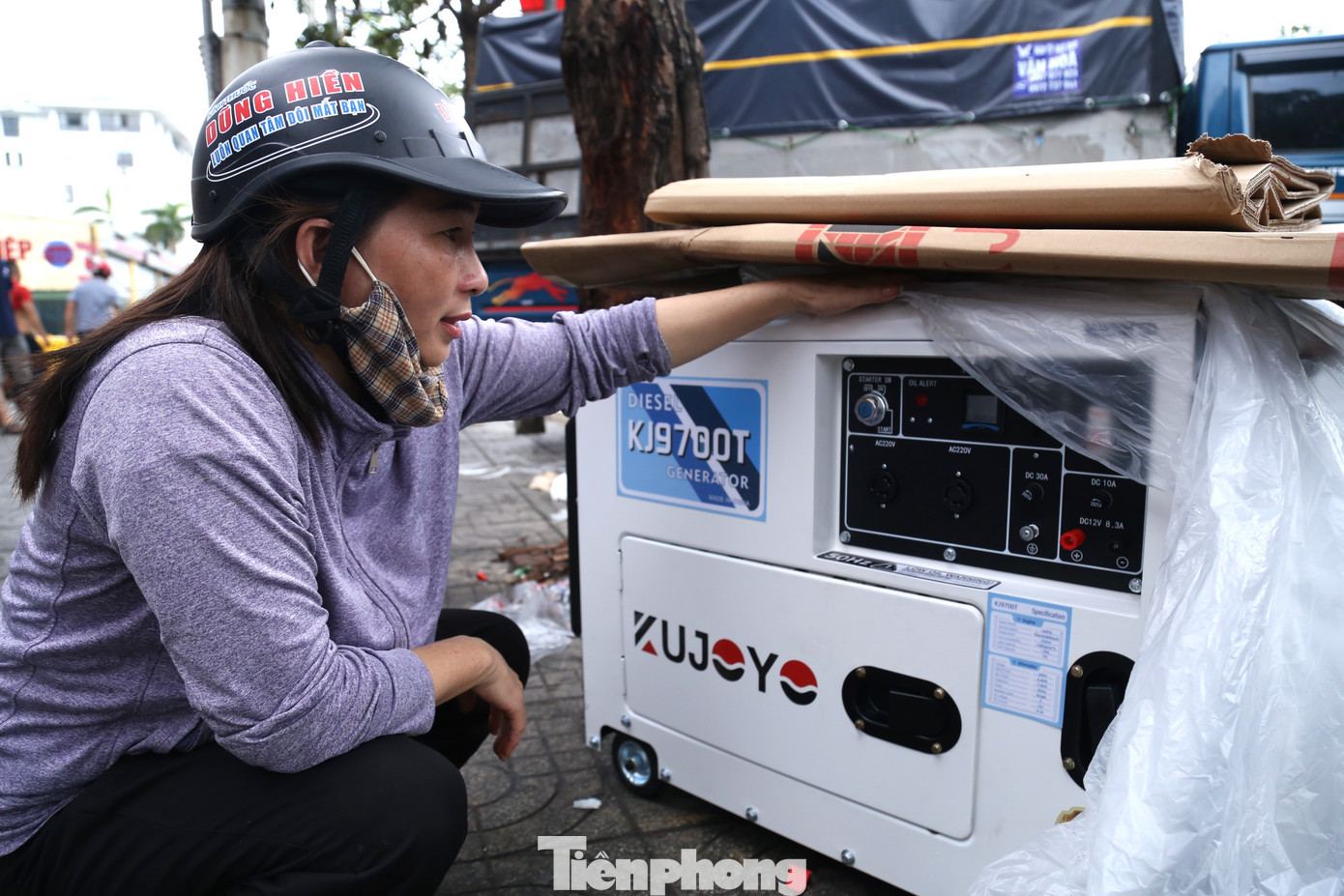 Vượt quãng đường hơn 20km, chị Nguyễn Thị Hoài (trú xã Hải Lộc, tỉnh Nghệ An) đến một cửa hàng điện máy trên đường Mai Hắc Đế, phường Vinh Hưng để mua máy phát điện. Sau nhiều lần đắn đo, chị quyết định mua một máy phát điện giá 19 triệu đồng để về sử dụng trong gia đình. “4 ngày từ khi bão số 5 đổ bộ, gia đình vẫn đang mất điện, mất nước khiến cuộc sống bị đảo lộn. Gia đình tôi có trẻ nhỏ, người già, nếu không có điện khổ sở lắm nên quyết định mua máy phát điện cho yên tâm, dù sao cũng dùng lâu dài”, chị Hoài chia sẻ. tp-2.jpg