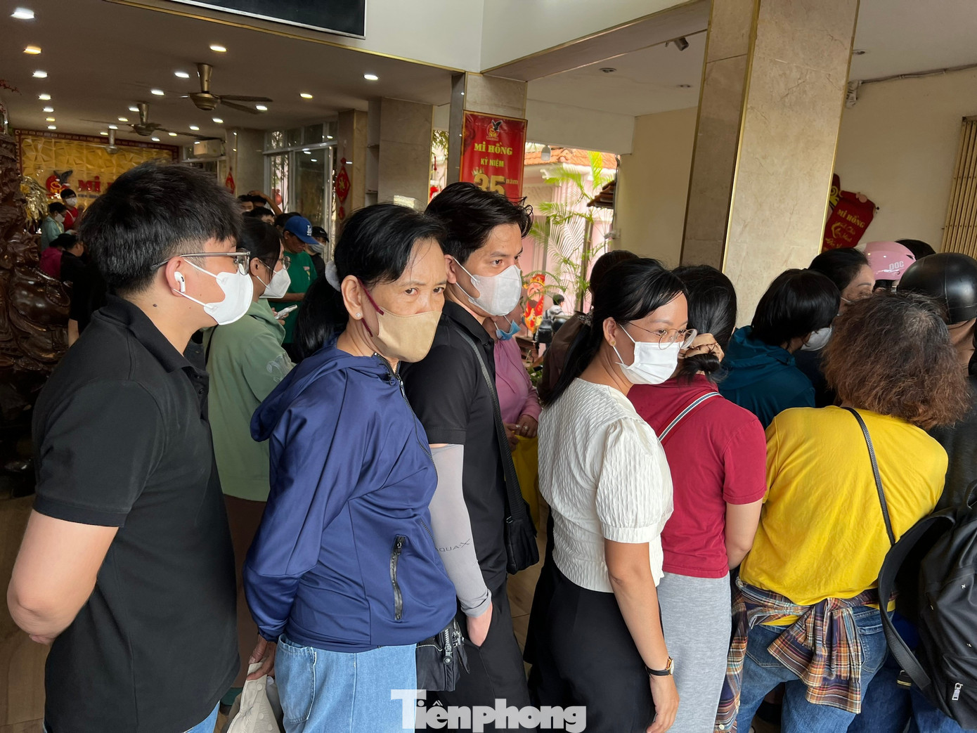 Mua vàng nhưng ai cũng căng thẳng, hồi hộp vì sợ hết vàng. Theo quan sát của PV Tiền Phong, dù giá vàng lên đỉnh kỷ lục nhưng hầu như rất ít người bán vàng. Đa số khách mua vàng là chính. tp-mua-vang-uyen-phuong-1.jpg