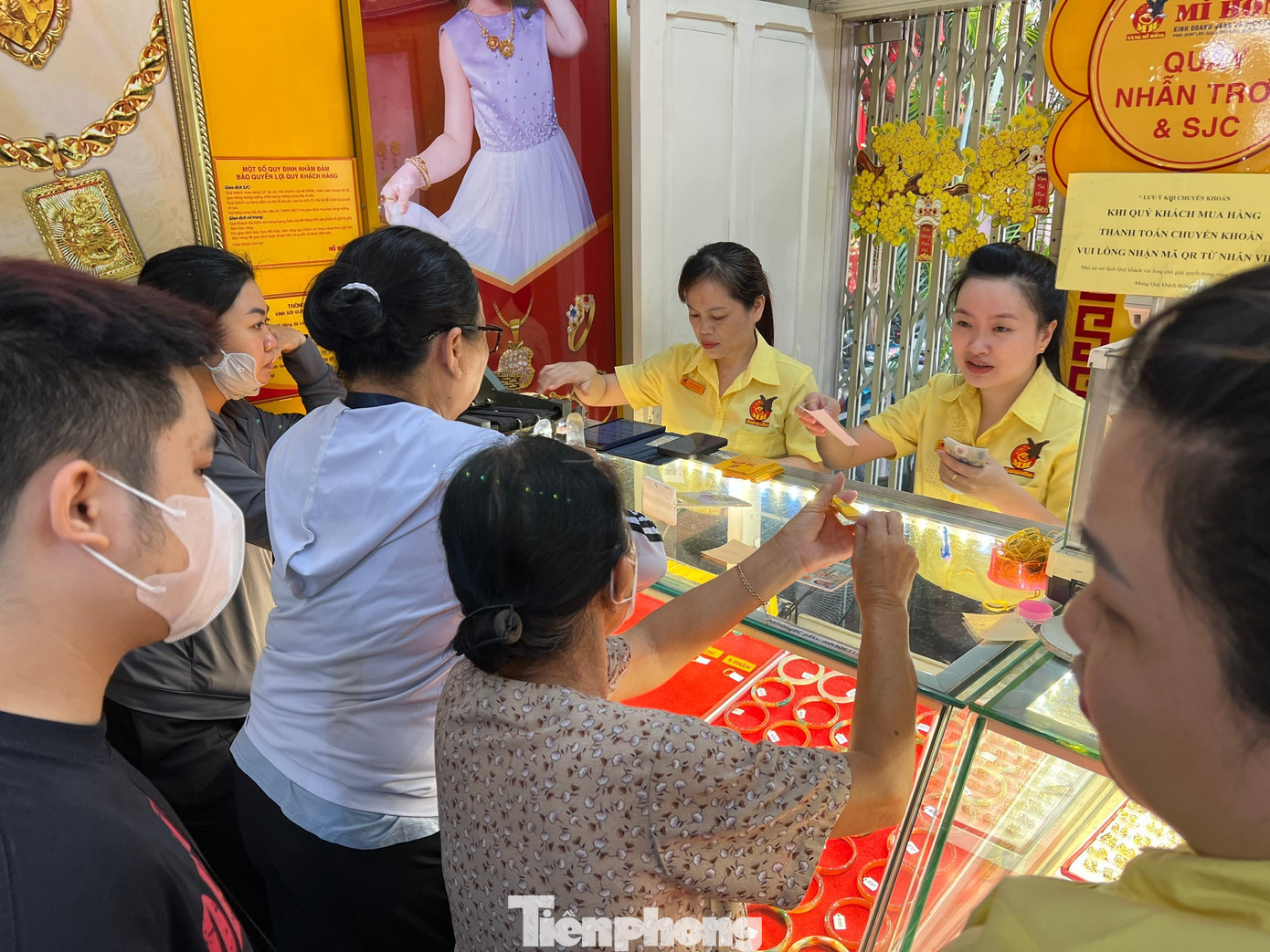 Trong phiên giao dịch ngày 28/8, giá vàng miếng SJC tăng thêm 700.000 đồng/lượng ở chiều mua vào và đắt hơn 200.000 đồng/lượng ở chiều bán ra, niêm yết ở mức 126,7-128,2 triệu đồng/lượng (mua - bán). Như vậy, giá vàng đã tăng lên đỉnh cao lịch sử mới. tp-mua-vang-uyen-phuong-13.jpg