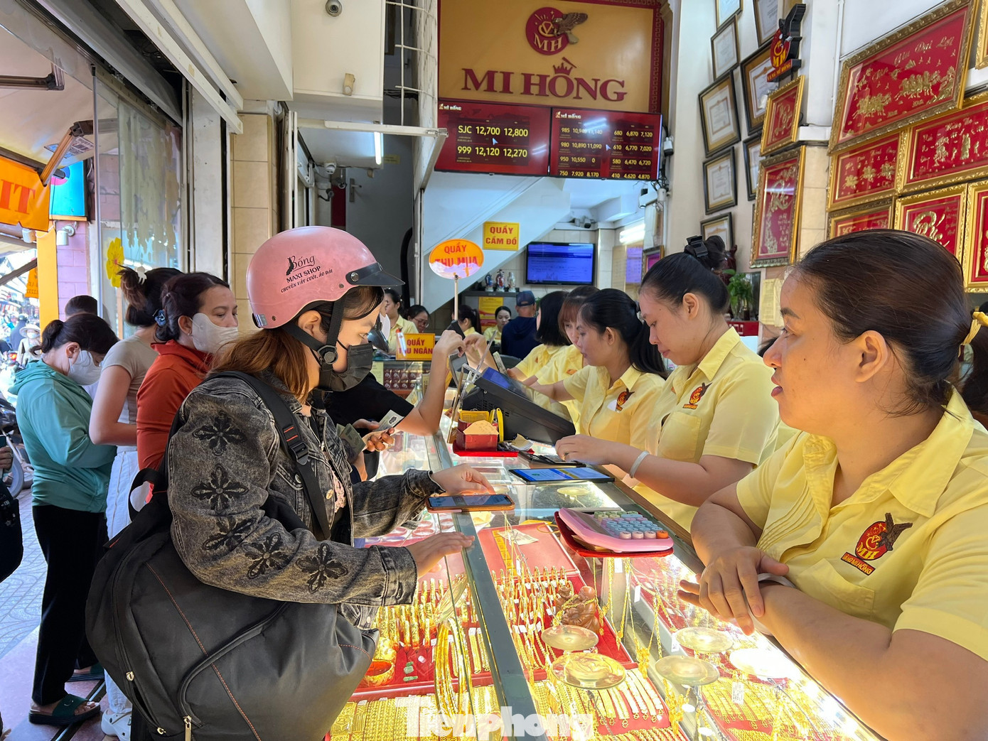 Khó mua vàng miếng, nhiều khách chuyển qua mua vàng nhẫn hoặc nữ trang tp-mua-vang-uyen-phuong-7.jpg