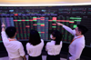 VN-Index hụt mốc 1.690 điểm, khối ngoại bán ròng thêm 3.600 tỷ đồng