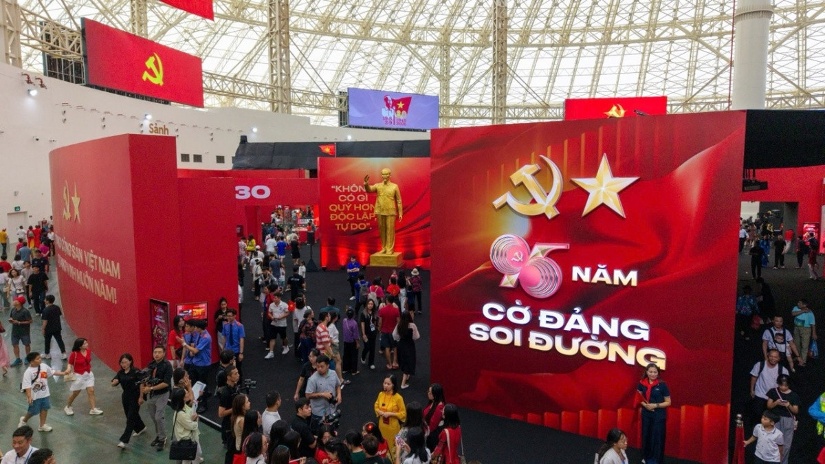 Kỷ lục chưa từng có: Hơn 230.000 khách đổ về 'siêu triển lãm' thành tựu đất nước trong ngày khai mạc