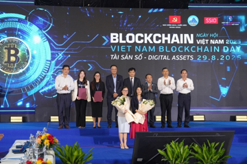 'Lễ trao hoa' giữa SSI và FTSE tại Vietnam Blockchain Day 2025: Sự khởi đầu mới cho cái bắt tay hợp tác