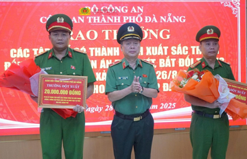 Thưởng nóng lực lượng phá án vụ cướp tiệm vàng tại Đà Nẵng