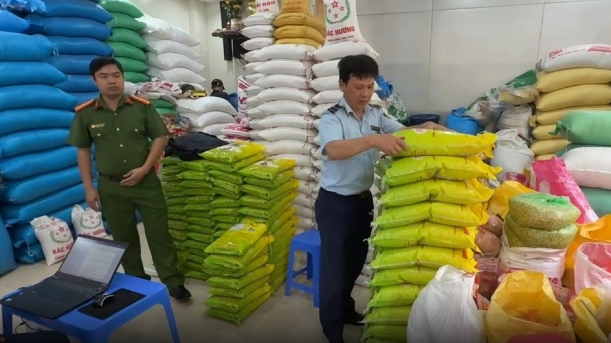 Công an Hà Nội tìm nạn nhân của 2 vụ bán gạo ST25 giả tại Xuân Đỉnh Công an Hà Nội tìm nạn nhân của 2 vụ bán gạo ST25 giả tại Xuân Đỉnh