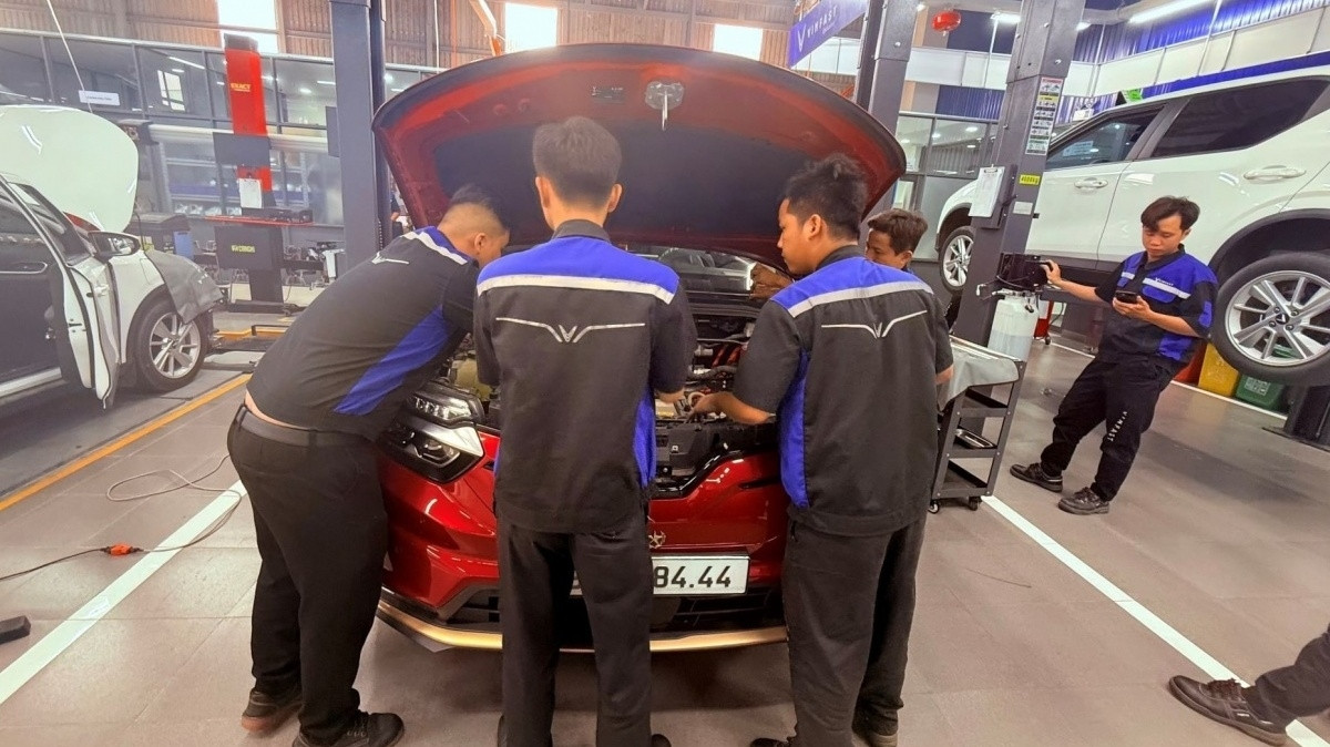 Mua VinFast VF 8 và bị gặp sự cố đèn, chủ xe tuyên bố thẳng về chế độ bảo hành của hãng, cách phục vụ của nhân viên