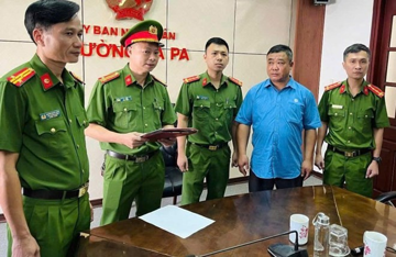 Khám xét nơi ở, khởi tố một nguyên Chủ tịch phường