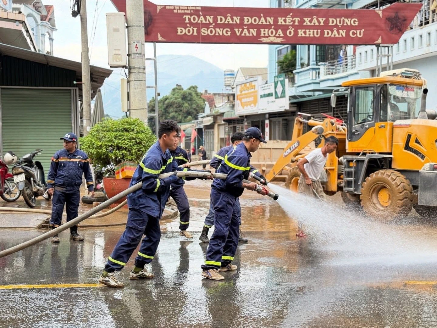 Hiện này, việc khắc phục hậu quả do lũ gây ra ở xã Sông Mã đã đạt hơn 65% khối lượng. a3.jpg