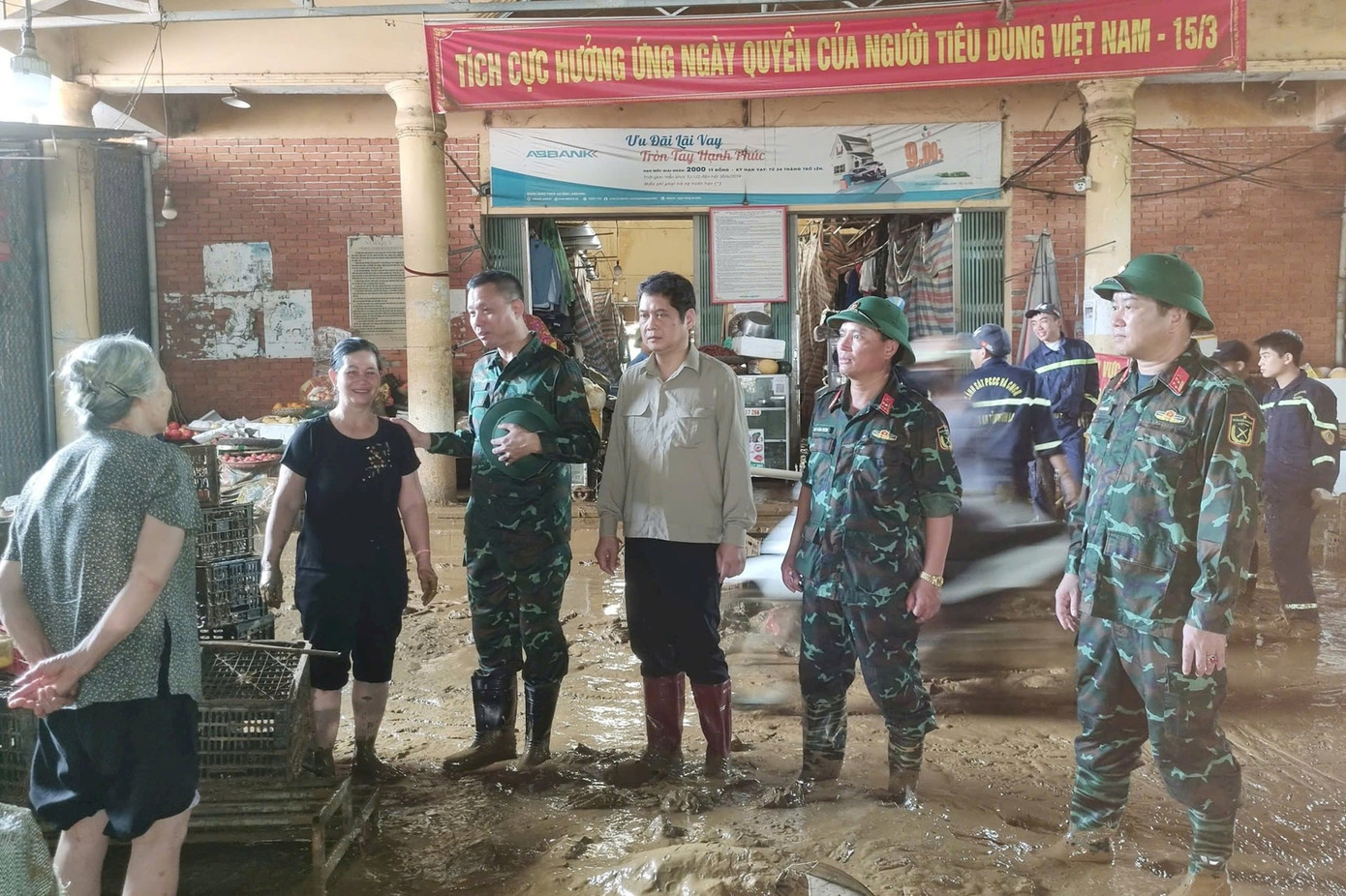 Ông Nguyễn Thành Công - Phó Chủ tịch UBND tỉnh Sơn La (thứ 4 bên phải) trực tiếp ở địa bàn chỉ đạo việc khắc phục hậu quả do lũ đặc biệt lớn gây ra. a7.jpg