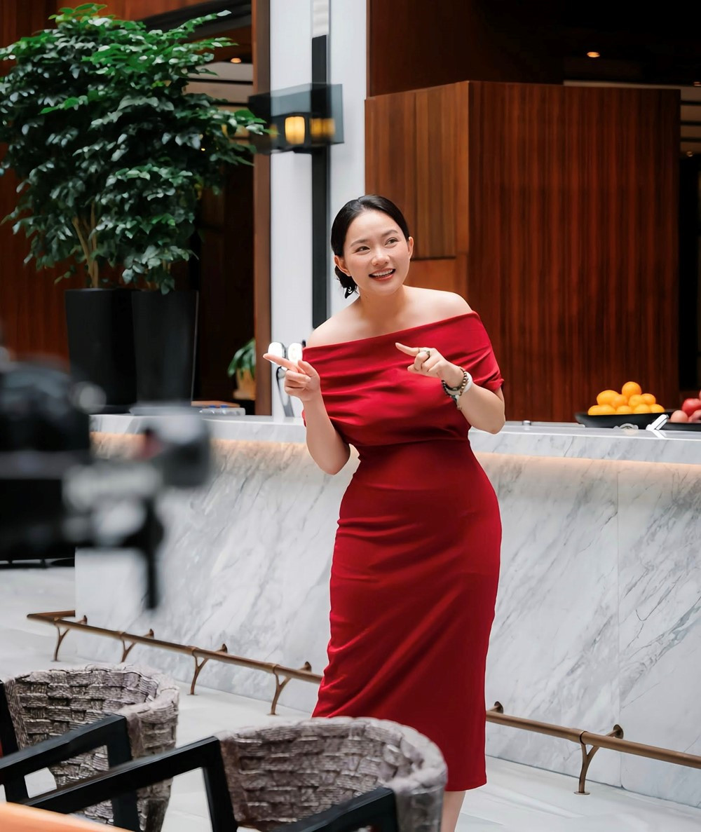 Mỹ nhân Cà Mau khiến doanh nhân BĐS 63 tuổi 'mê như điếu đổ', sang tên tài sản trăm tỷ, tặng đất 500m2 - ảnh 1