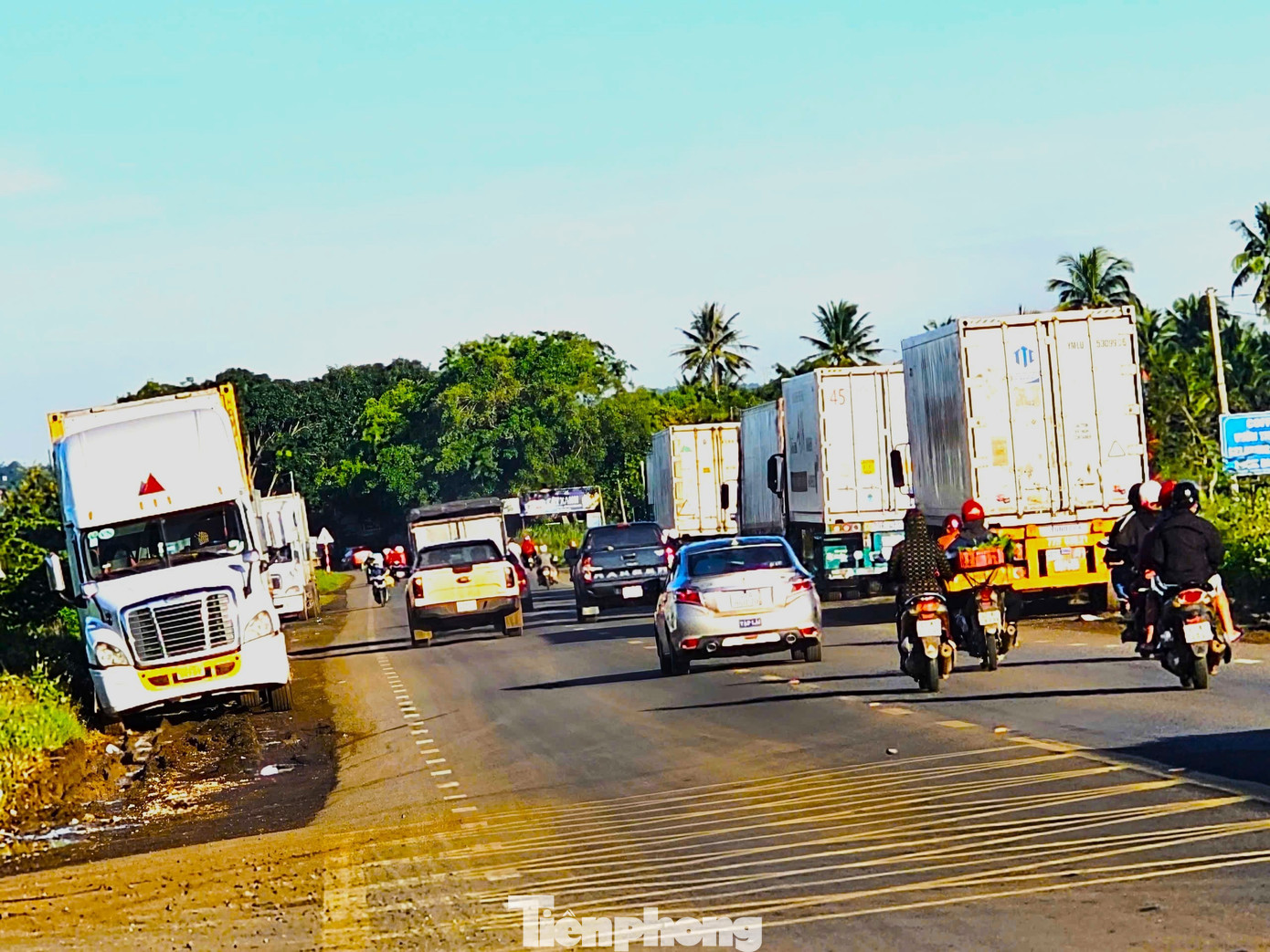 Chưa kể, hai bên đường xe container, xe tải nằm chờ nhận chở hàng. tp-5.jpg