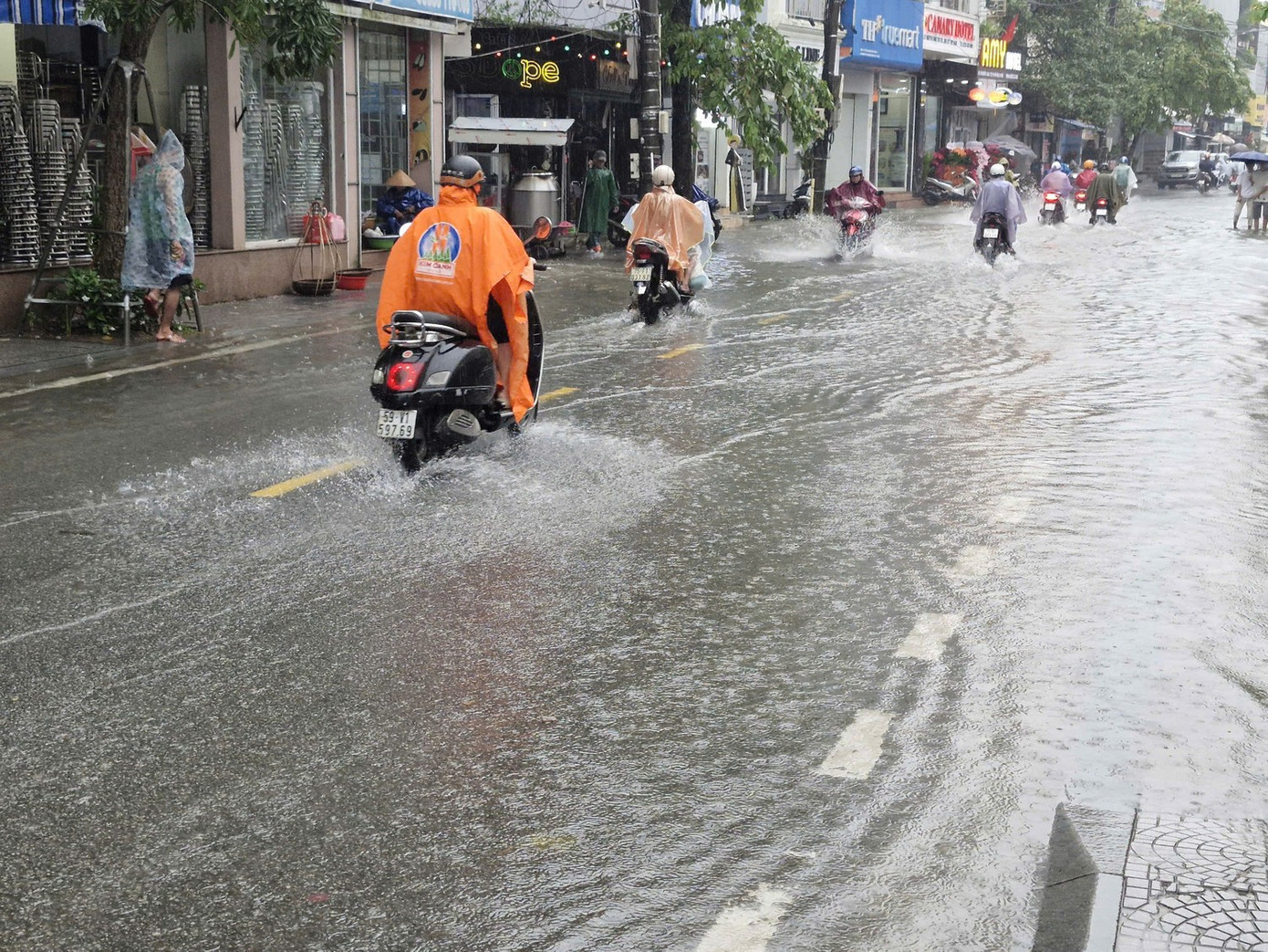 Mưa lớn tại Huế gây nguy cơ ngập úng ở vùng trũng thấp, ngập úng cục bộ tại các khu đô thị. ngap-lut-cuc-bo.jpg