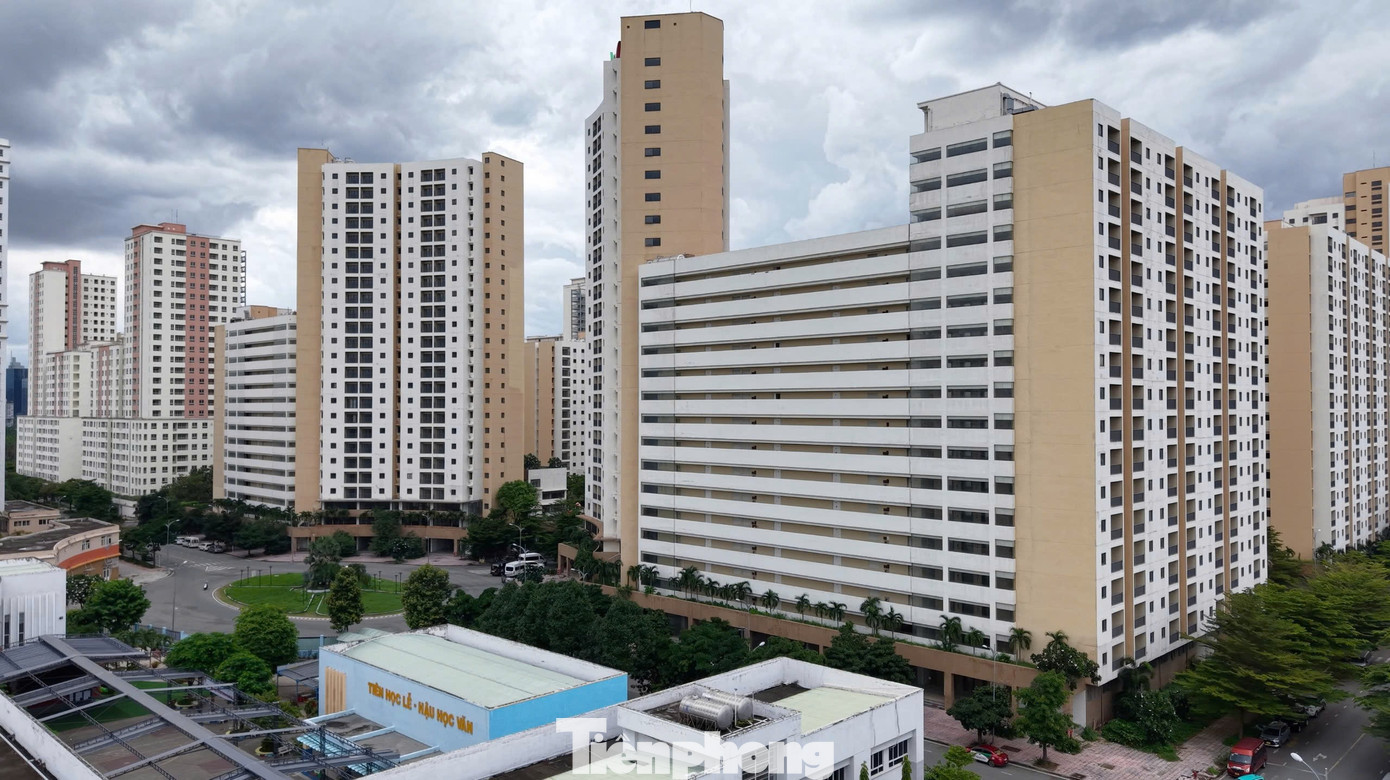 Tuy nhiên, do phần lớn người dân bị ảnh hưởng bởi dự án Khu đô thị mới Thủ Thiêm nhận tiền tự tái định cư nên chỉ một vài block có người ở, một số ít được chuyển qua nhà ở thương mại từ lúc mới bắt đầu xây dựng như khu New City của Công ty Thuận Việt, với 1.229 căn hộ. tp-2.jpg