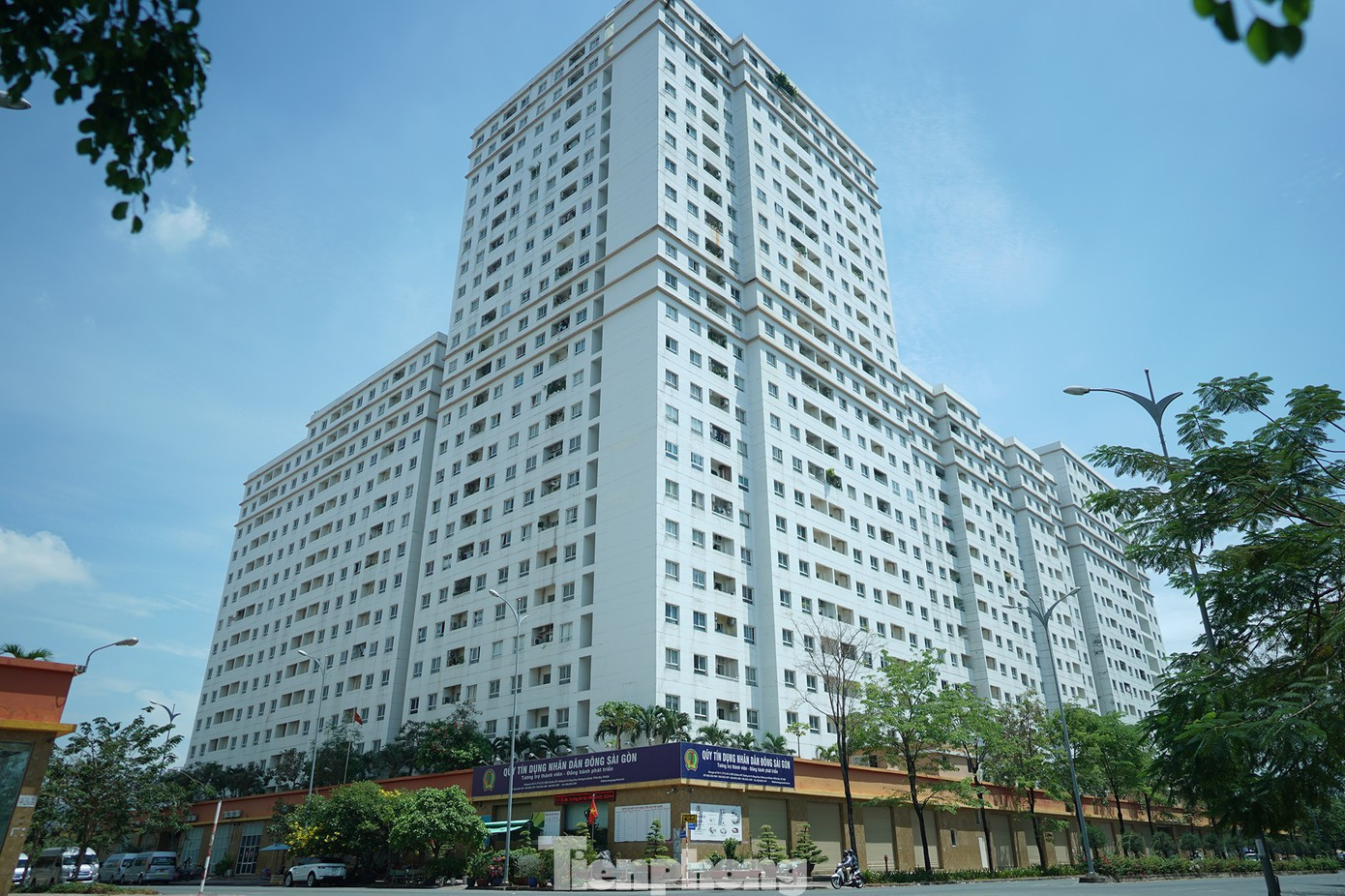 Hiện tại, các dự án triển khai trong Khu đô thị mới Thủ Thiêm có giá bán mỗi m2 thấp nhất cũng từ 150 triệu đồng. Những dự án giáp ranh cũng có giá trên dưới 100 triệu đồng/m2. Nghĩa là mỗi căn hộ 2 phòng ngủ, diện tích khoảng 70 m2 giá thấp nhất cũng lên đến từ 7 - 10 tỷ đồng. Trong khi tính bình quân mỗi căn hộ tái định cư đang đấu giá chỉ khoảng 2,6 tỷ đồng. 15.jpg