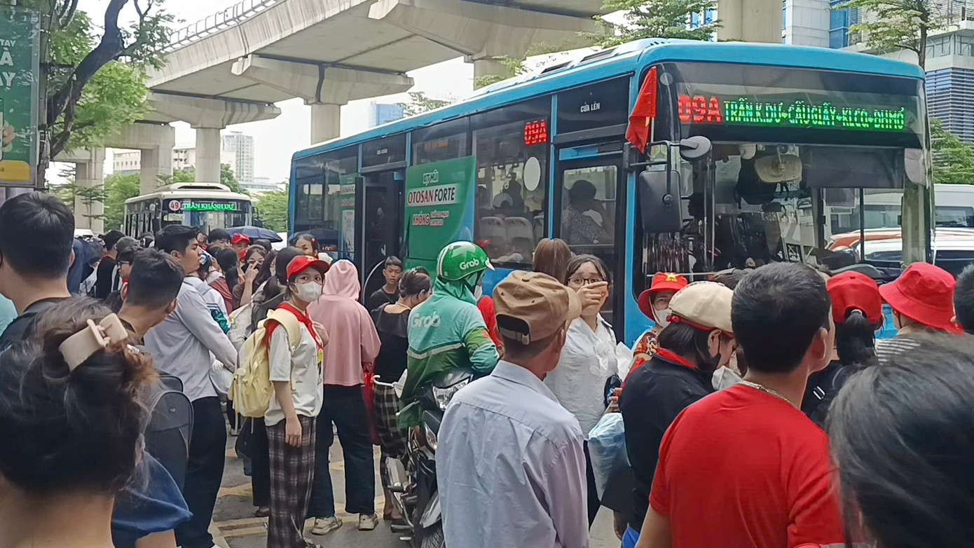 Tại các điểm trung chuyển lớn như Long Biên, Trần Khánh Dư, Cầu Giấy, Hoàng Quốc Việt, bến xe Giáp Bát... khách đứng bắt xe buýt gần như kín vỉa hè. 2-5159.jpg
