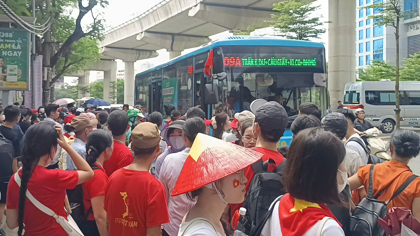 Tại điểm Trung chuyển xe buýt tại Cầu Giấy do nằm cạnh ga tàu đô thị Nhổn - Cầu Giấy có thêm lượng lớn người từ tàu xuống muốn bắt xe buýt. 3-2822.jpg
