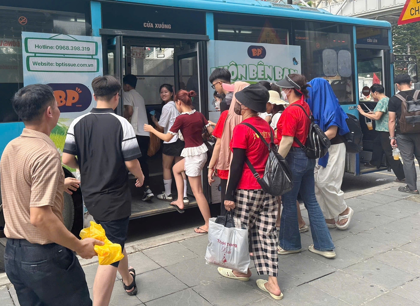 Trong nhiều thời điểm sáng nay, xe buýt cập điểm, bến nhà chờ chưa tới 2 phút đã kín khách lên. 4-6465.jpg