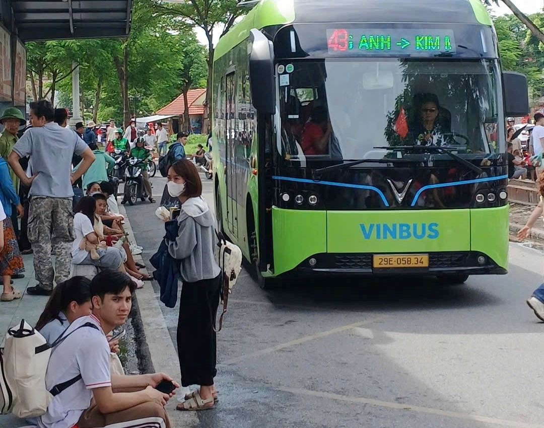 Hình ảnh khách đi xe buýt đông hiếm gặp ở Hà Nội ảnh 5 6-91.jpg
