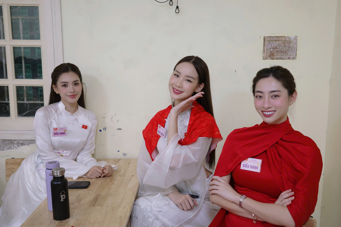 Hoa hậu Tiểu Vy - Bảo Ngọc và Lương Thùy Linh (từ trái sang) tranh thủ ghi lại khoảnh khắc trước khi bước vào buổi tổng duyệt. z6960676434126-86ead0e08c1287d9a3a54dbd9f3235af.jpg