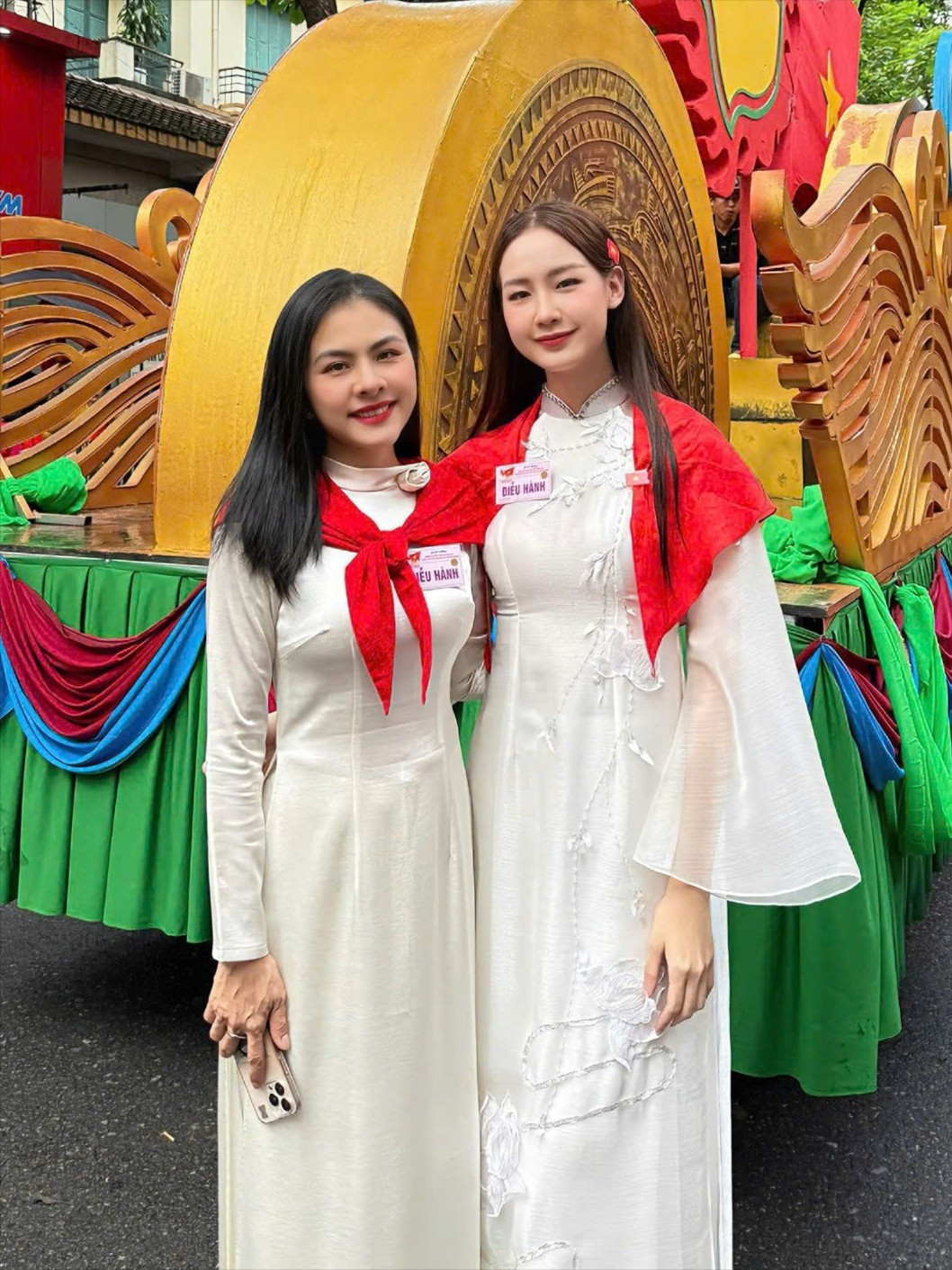 Diễn viên Vân Trang và Hoa hậu Lê Nguyễn Bảo Ngọc ton-sur-ton với áo dài trắng, khăn quàng đỏ tại buổi tổng duyệt. Bảo Ngọc nói cô có cảm xúc háo hức, rộn ràng chờ đến ngày lễ chính thức: z6960675868690-33f97f08d22520c139831accada31626-5757.jpg