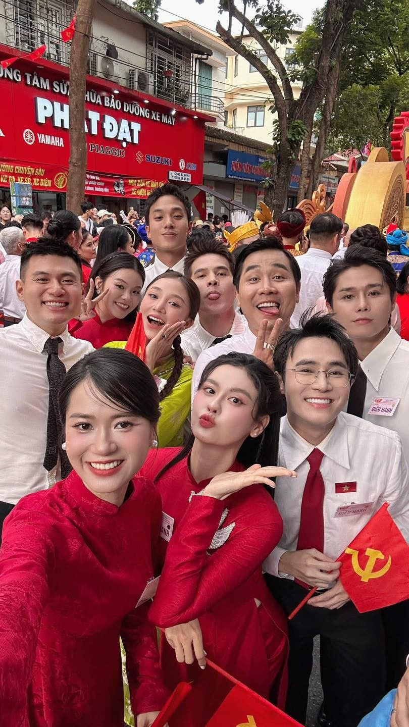Dàn nghệ sĩ háo hức trong buổi tổng duyệt, trong ảnh gồm những nghệ sĩ như Lâm Vỹ Dạ, Trương Quỳnh Anh, Huỳnh Lập, Tăng Duy Tân, Quốc Thiên, Nguyên Khang... 541500272-766511129328538-3914400925128375434-n.jpg
