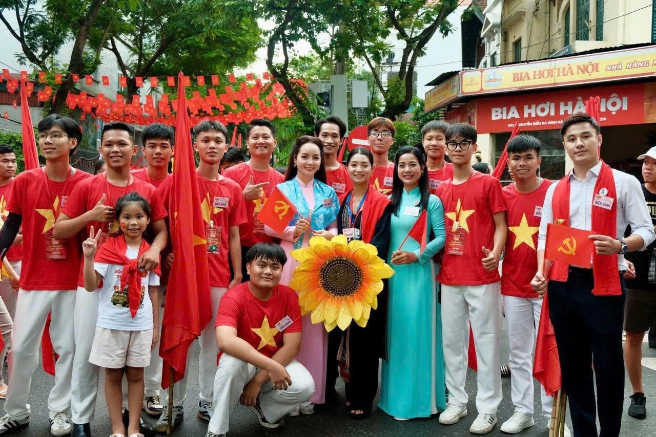 Mai Thu Huyền (áo dài hồng, khăn choàng xanh) cùng thành viên các khối diễu binh, diễu hành A80 lưu khoảnh khắc kỷ niệm. 540481379-766511132661871-8046575549651599015-n.jpg