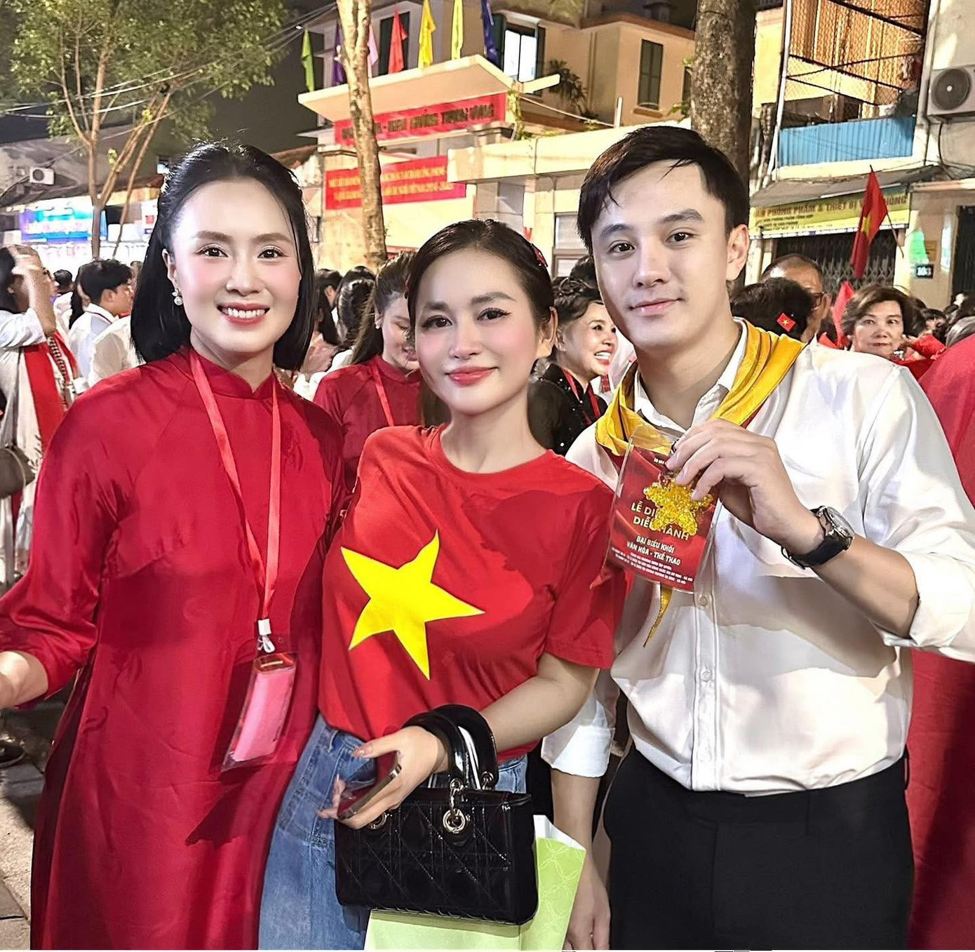 Hồng Diễm và đồng nghiệp có mặt từ 1h sáng để ráp đội hình, chuẩn bị cho buổi tổng duyệt. 540621045-766511229328528-9150257165709554410-n.jpg