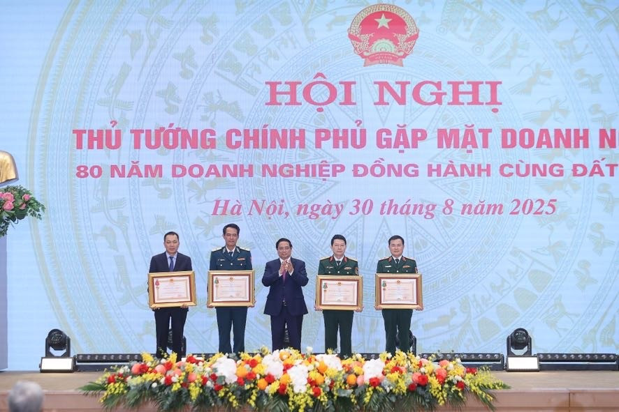 Thủ tướng trao tặng Huân chương cho 4 doanh nghiệp có thành tích vượt trội. Ảnh: VGP. 308ttgdn3.jpg