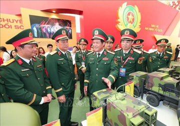 Việt Nam lần đầu ra mắt robot tuần tra, có khả năng thay thế con người suốt ngày đêm