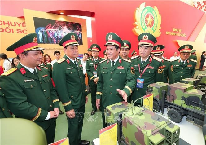 Việt Nam lần đầu ra mắt robot tuần tra, có khả năng thay thế con người suốt ngày đêm - ảnh 1