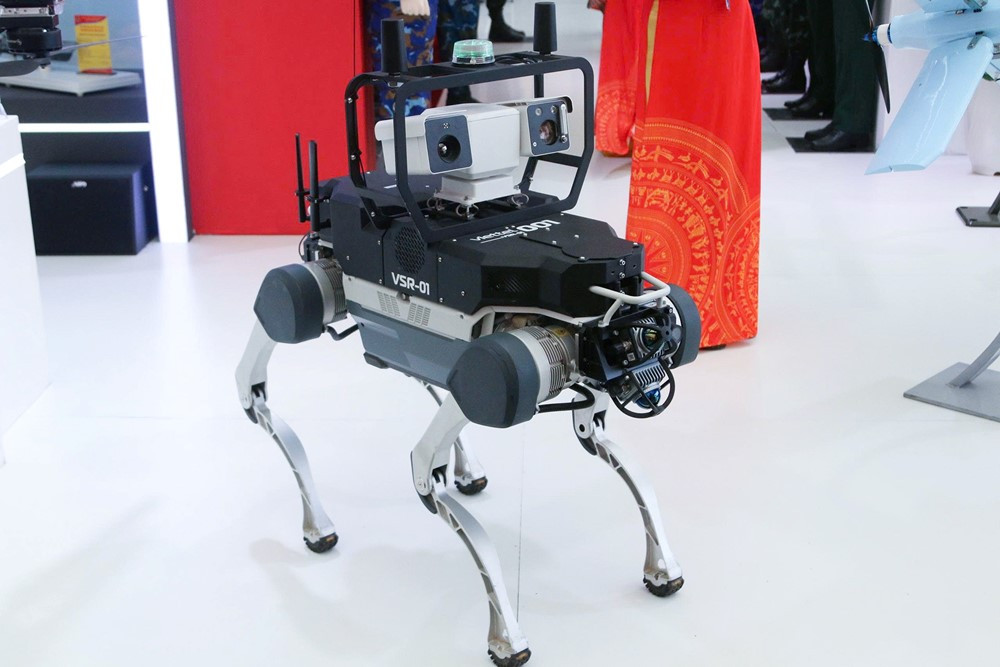 Việt Nam lần đầu ra mắt robot tuần tra, có khả năng thay thế con người suốt ngày đêm - ảnh 2