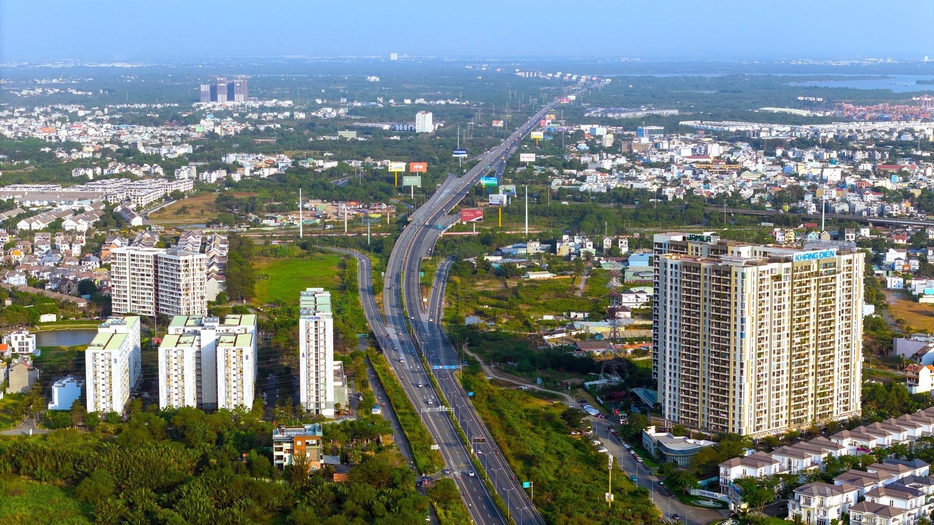 Giá nhà trung tâm TP. HCM 'chạm nóc', bất động sản vùng ven thành cứu cánh của nhà đầu tư- Ảnh 1.