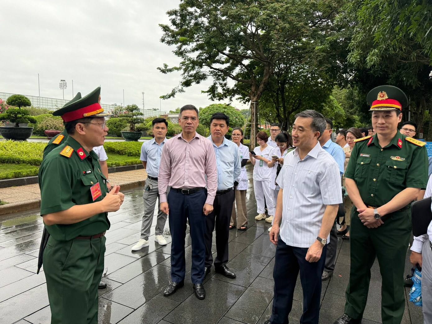Thứ trưởng Trần Văn Thuấn nghe Đại tá Lê Văn Đông - Phó Cục trưởng Cục Quân y (Bộ Quốc phòng) báo cáo công tác y tế đảm nhiệm sự kiện A80 của lực lượng quân y. img-6777.jpg