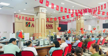 Ngân hàng làm việc xuyên lễ, chuyển 100.000 đồng quà tới người dân