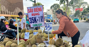 Bất ngờ sầu riêng giá 35.000 đồng/kg: 'Bao ăn, bao đổi'