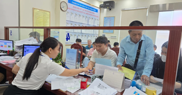 Hà Nội: Hồ sơ chờ nhiều, phó chủ tịch phường ‘ký không xuể’