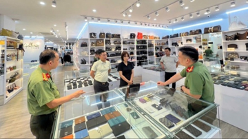 Hà Nội: Phát hiện hàng nghìn sản phẩm giả thương hiệu lớn với giá trị hơn 5 tỷ đồng tại khu đô thị Mỹ Đình
