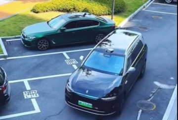 Tận mắt xem nữ tài xế phẩy tay, SUV triệu đô tự 'vào chuồng' như phim viễn tưởng