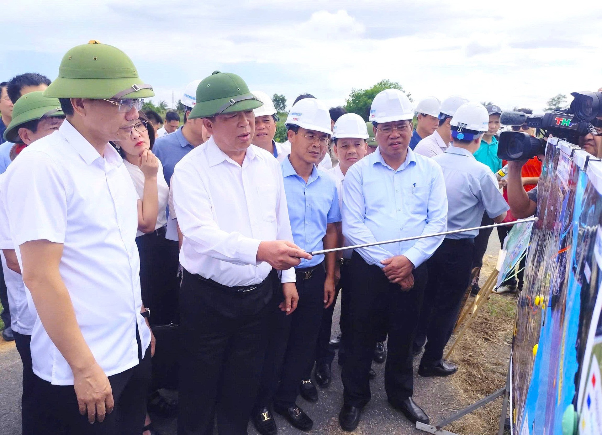 Bộ trưởng Bộ Xây dựng và lời cam kết 'thay đổi tư duy, kiến tạo hạ tầng' trong nhiệm kỳ mới- Ảnh 6. Bộ trưởng Bộ Xây dựng và lời cam kết 'thay đổi tư duy, kiến tạo hạ tầng' trong nhiệm kỳ mới- Ảnh 6.