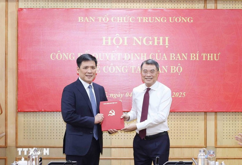 Trưởng Ban Tổ chức Trung ương Lê Minh Hưng (áo trắng) trao quyết định cho ông Nguyễn Thanh Bình. Ảnh: TTXVN. tienphong-48canbo.jpg