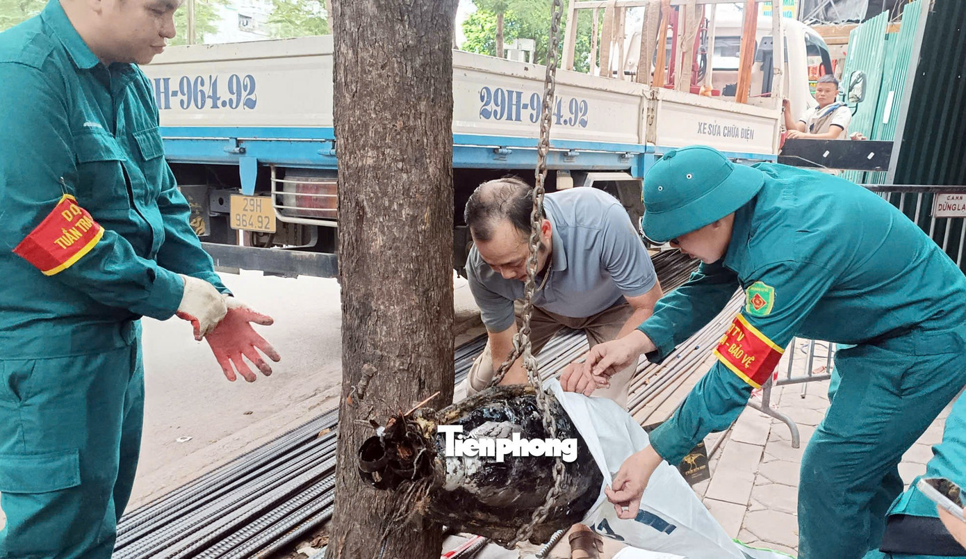 Lực lượng chức năng di chuyển lên xe. Ảnh: Thanh Hà 1h.jpg