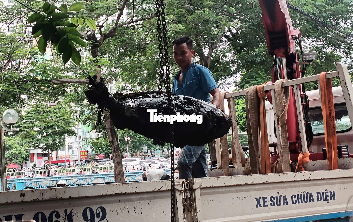 Đây thực chất là cục cáp viễn thông bị bỏ lại từ lâu nằm dưới nền nhà. Ảnh: Thanh Hà 3h.jpg