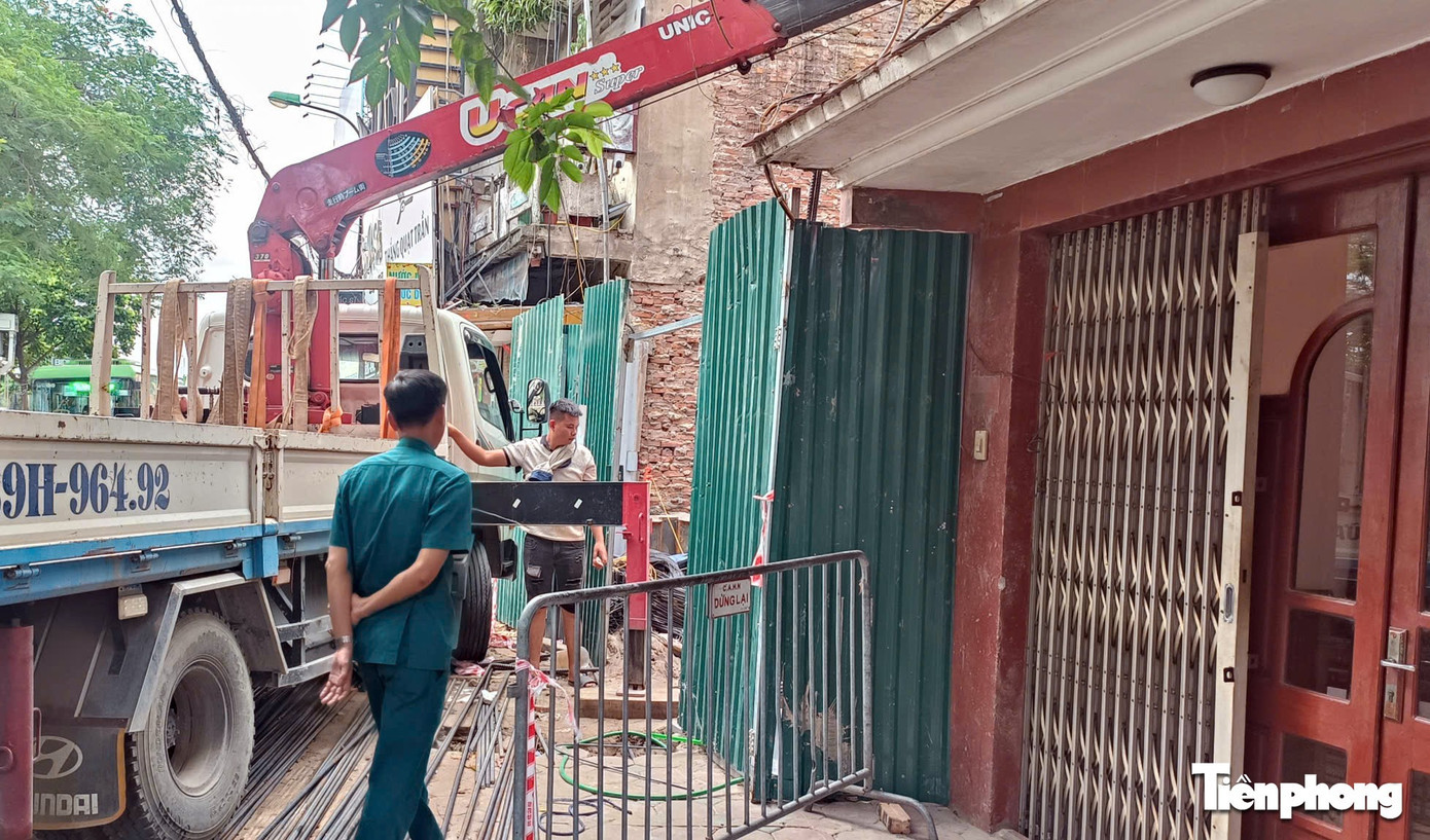 Nhiều người dân xung quanh hoang mang vì tin đồn có bom. Ảnh: Thanh Hà 5h.jpg