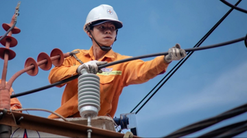 Nắng nóng đỉnh điểm điện Hà Nội tiếp tục lập kỷ lục cao nhất từ trước đến nay, nguy cơ hóa đơn điện tháng 8 khiến nhiều người phải 'choáng'