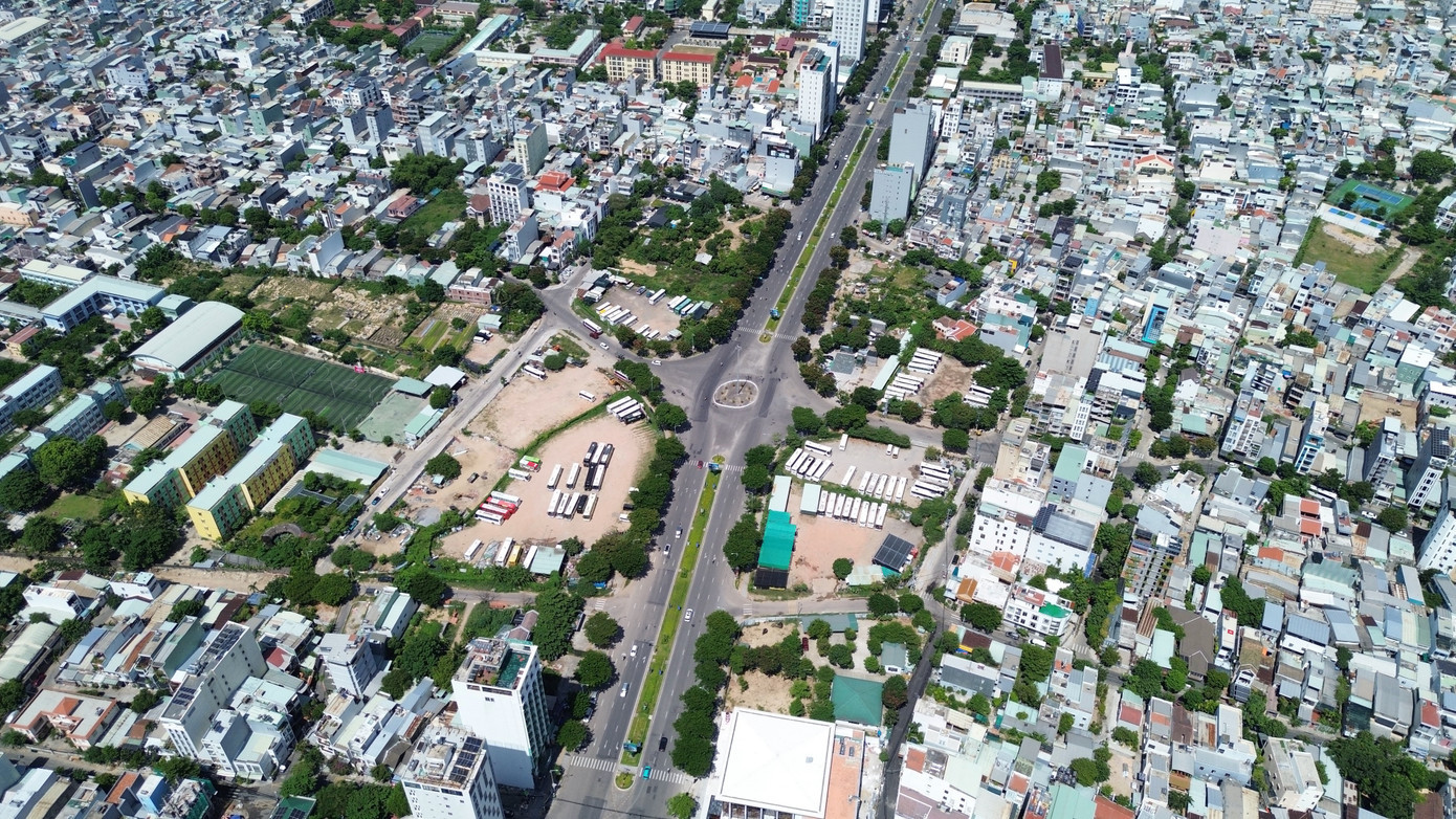 Các khu đất A13,A14, A15 dọc đường Võ Văn Kiệt hướng ra biển Đà Nẵng. Theo quy hoạch nơi đây sẽ xây dựng 3 căn tháp cao tầng phục vụ phát triển Trung tâm Tài chính quốc tế Đà Nẵng. dji-0055.jpg